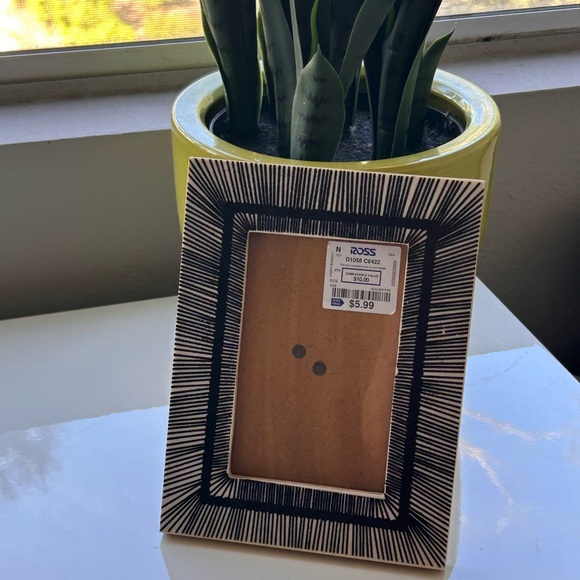 Modern Black and White Photo Frame - Picture 4 of 6